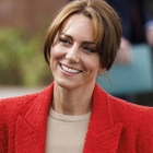 Kate Middleton, il blazer rosso low cost (di Zara) non passa inosservato: regina del riciclo chic