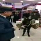 Turchia, va a fare la spesa al supermercato con il suo asinello per protesta contro i sacchetti a pagamento: il video è virale