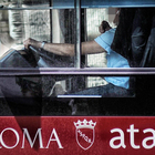 Roma, litiga con gli altri passeggeri e obbliga l'autista a fermare il bus per scendere: denunciato