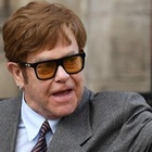 Elton John, all'asta il pianoforte, la collezione di Banksy e gli occhiali del cantante: si stimano incassi per 10 milioni di euro