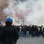 Derby, scontri tra tifosi della Roma e West Ham. Ferito agente di polizia