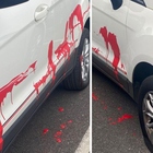 Ossessionato da una collega, stalker fa 740 km per bucare le gomme dell'auto: «L'ha imbrattata con la vernice»