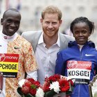 Harry d'Inghilterra in premiazione alla maratona di Londra