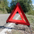 Spagna potrebbe abolire uso triangolo d’emergenza in autostrada. Autorità: aumenta i rischi per chi scende dall’auto a metterlo