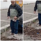 Roma allagata per la bomba d'acqua: pensionato prende un ramo e sblocca un tombino. Il video è virale