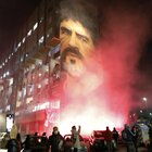 Maradona morto, Napoli lo ricorda fra emozioni e lacrime: il club cambia logo