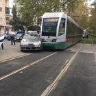 Scontro fra tram 8 e auto al semaforo: donna ferita sulla Gianicolense