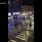 Guerriglia a Milano, scontri e bombe carta in corso Buenos Aires, le immagini