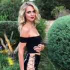 Chiara Ferragni mamma troppo sexy, critiche su Instagram: «Hai un figlio, come ti conci?»