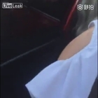 • Due donne bionde e in lingerie litigano sul taxi: la folla di uomini assiste e filma