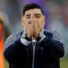 Morto Maradona, il cordoglio dei vip. Paolo Sorrentino: «Non è morto. È solo andato a giocare in trasferta». Da Conte a Zingaretti, il ricordo della politica