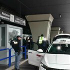 Taxi e Ncc abusivi, più vigili negli aeroporti di Fiumicino e Ciampino: aumentano i controlli
