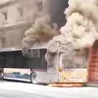 Bus in fiamme a Roma: il momento dell'esplosione Video