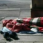 Chiede a un senzatetto che dorme sul marciapiede di spostarsi. Il clochard gli lancia una scarpa e lui si filma mentre lo uccide con 3 colpi di pistola