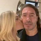 Ilary Blasi e il bacio all'amico ristoratore dopo la gaffe: «Sono tornata per farmi perdonare»