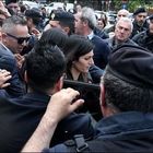 Casal Bruciato, Raggi scortata dai poliziotti. Contro di lei insulti sessisti dai manifestanti