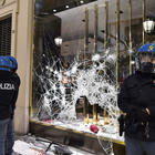 Covid, guerriglia in tutta Italia: molotov e pietre a Milano, vetrine rotte e negozi saccheggiati a Torino