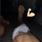 Zaniolo, ginocchio fasciato ma muscolo teso sul divano di casa dopo l'intervento