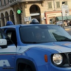 Milano, molesta tre studentesse sul bus