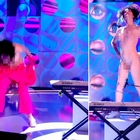 Jordan Gray, comico transgender nudo in diretta tv, suona il pianoforte con il pene