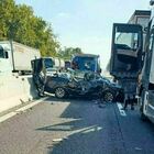 Incidente in autostrada a Ferrara: mamma e figlia di 5 anni morte, l'auto contro un tir. Ferito il papà alla guida