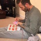 David Beckham cuce i vestitini per la bambola della figlia