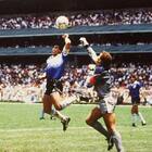 Maradona, il Clarìn: «Il gol del secolo e quello di mano, il 22 giugno 1986 è il riassunto della sua vita»