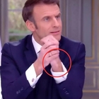 Macron e l'orologio da 80mila euro: il presidente parla di sacrifici in tv e se lo sfila di nascosto. La scena spopola sui social