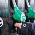 Decreto carburanti, sanzioni ai benzinai: «Fino a 6mila euro». E spunta bonus di 200 euro: chi ne ha diritto