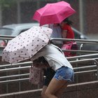 Raffiche di vento e pioggia, il tifone Lekima ha colpito il Giappone