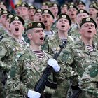 «Il Covid è psicosi», la Bielorussia sfida il virus: in 11mila alla parata militare, moltissimi senza mascherine