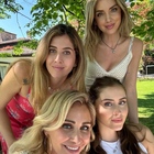 Fedez con Paris Hilton, Chiara Ferragni in famiglia: lui di festa in festa, lei a Cremona con mamma Marina e le sorelle Valentina e Francesca
