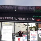 Avviso all'ospedale di Roma: «Andate dal medico di famiglia, qui serve spazio per i casi Covid»