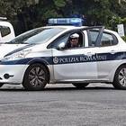 Roma, accusa un malore in auto e sbatte contro un palo: muore a 67 anni
