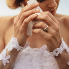 Matrimonio da incubo, la sposa in lacrime ha un attacco di diarrea e sporca il vestito: «Colpa delle bevande detox»