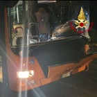 Cuneo, auto sorpassa sul rettilineo e si schianta contro un bus: morta una donna di 49 anni