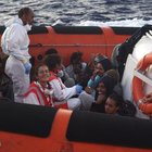 Open Arms a Lampedusa, sbarcano altri 4 migranti: «Bisognosi di soccorsi sanitari»