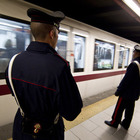 Choc nella metro A di Roma, bimbo rom di 11 anni accoltellato alla testa: «Stava rubando»