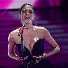 Sanremo 2020, Elodie super sexy in Versace. Ma i fan sono furiosi: «La più adatta...»