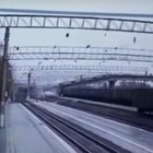 Ponte crolla sopra i binari della ferrovia: il video del collasso mentre passa il treno