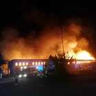 Incendio distrugge un capannone ad Aprilia, diverse esplosioni nella notte