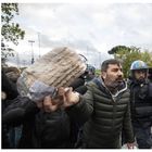 Gli abitanti sequestrano il pane: «Datelo ai terremotati, non ai rom»