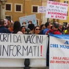 No-vax, protesta davanti alla Camera: «No all'obbligo, sì alle raccomandazioni»