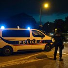 Francia, decapitato professore vicino a Parigi: mostrò caricature di Maometto in classe. Ucciso l'aggressore, arrestate 9 persone