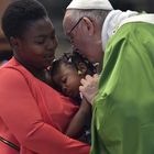 Migranti, il Papa passa alla fase 2 per fare pressing sull'Europa e manda a Lesbo il suo braccio destro