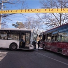 Scontro tra bus a Roma, feriti 9 passeggeri