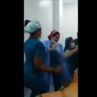 Infermiere ballano intorno alla paziente anestetizzata in sala operatoria: licenziate