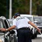 Milano, ubriaco al volante, chiede i documenti ai vigili: «Devo multarvi per aver suonato il clacson»