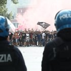 Lazio-Roma, cori e fumogeni dai tifosi della Lazio in prossimità dell'Olimpico