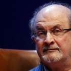 «Salman Rushdie ha perduto un occhio e l'uso di una mano». La rivelazione dell'agente